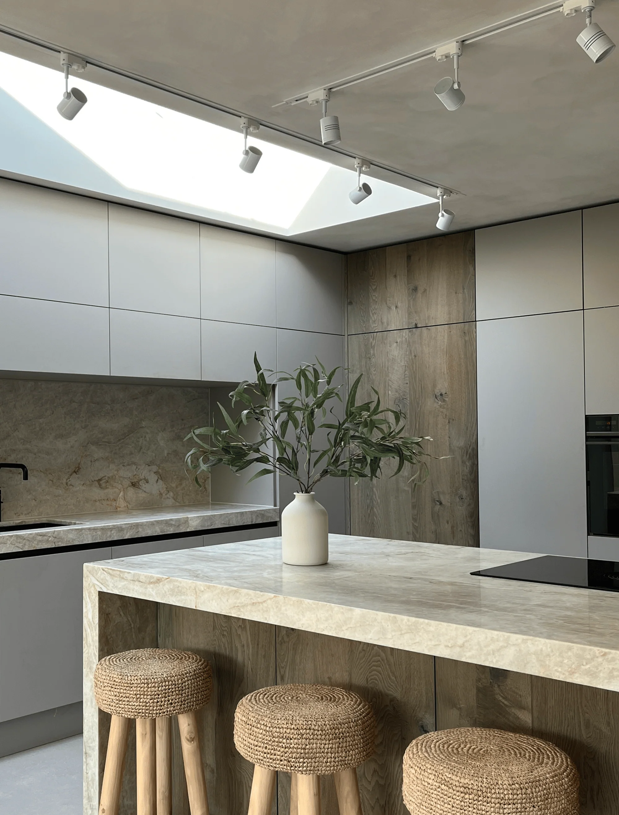 Faux Willow Eucalyptus - Green (5 Stems) - Image 4